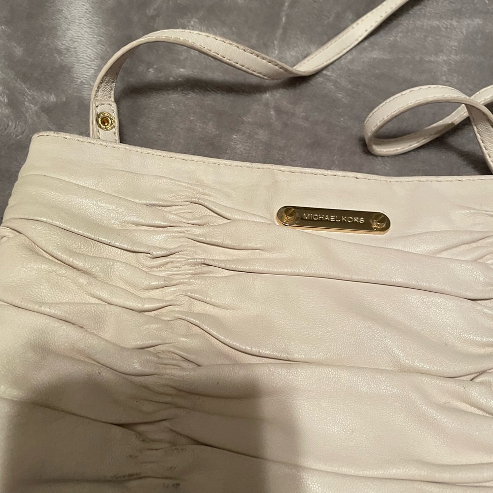Pre-loved Micheal Kors purse. Needs cleaning and conditioning. Inside perfect.